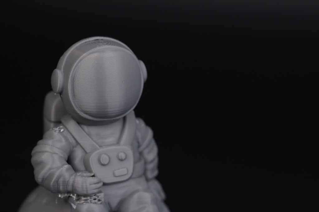 Sermoon-V1-Pro-Review-Astronaut-on-the-moon1.jpg