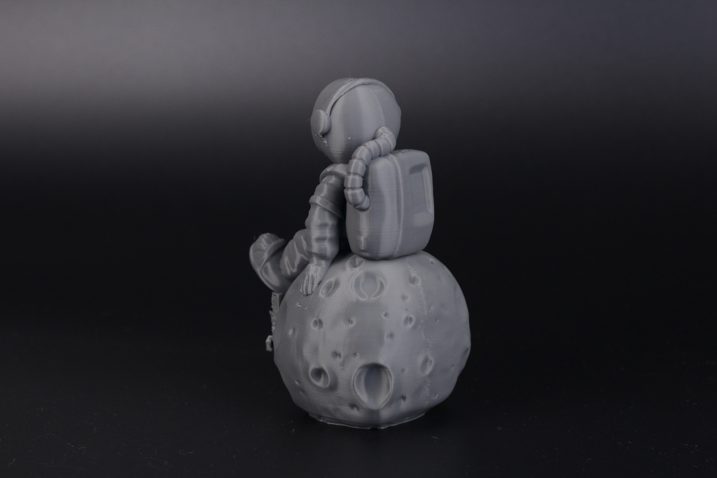 Sermoon-V1-Pro-Review-Astronaut-on-the-moon2.jpg