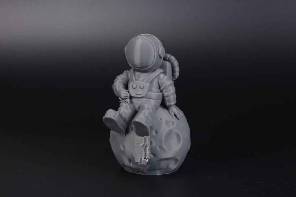 Sermoon-V1-Pro-Review-Astronaut-on-the-moon3.jpg