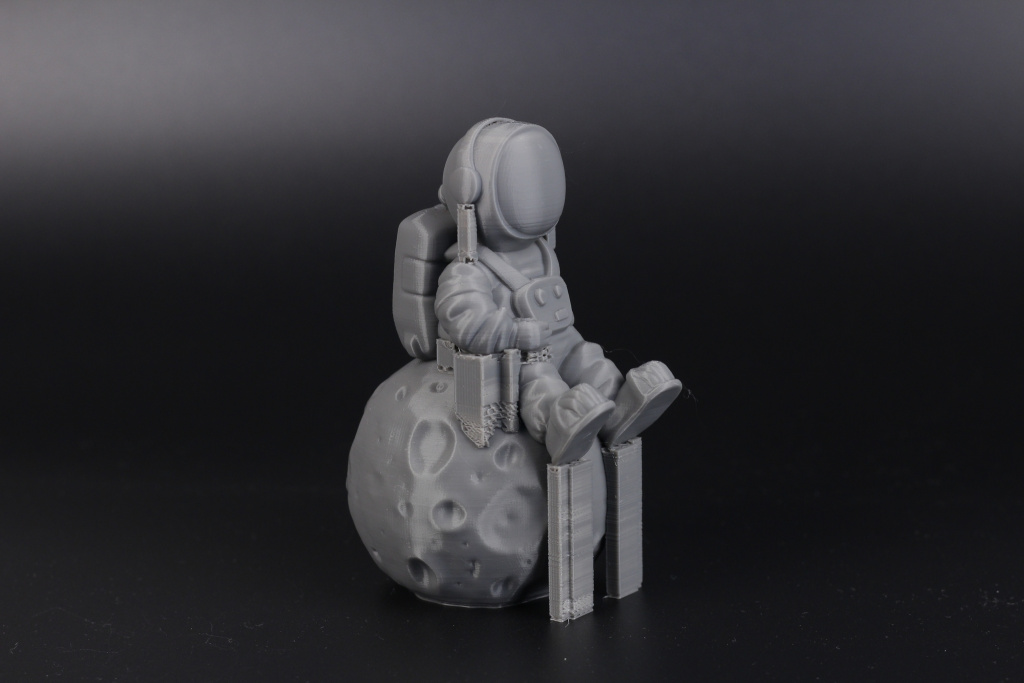Sermoon-V1-Pro-Review-Astronaut-on-the-moon4.jpg